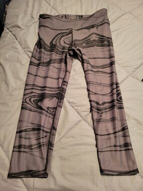 Becco Grey And Black Abstract Marble-Print Capri Leggings